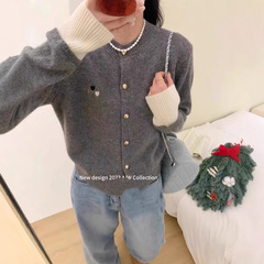 韓国系の小柄なショートタイプのウールのカーディガンは色の心の小さい刺繍の丸首の秋冬の新型の年齢を減らすコートにぶつかります。