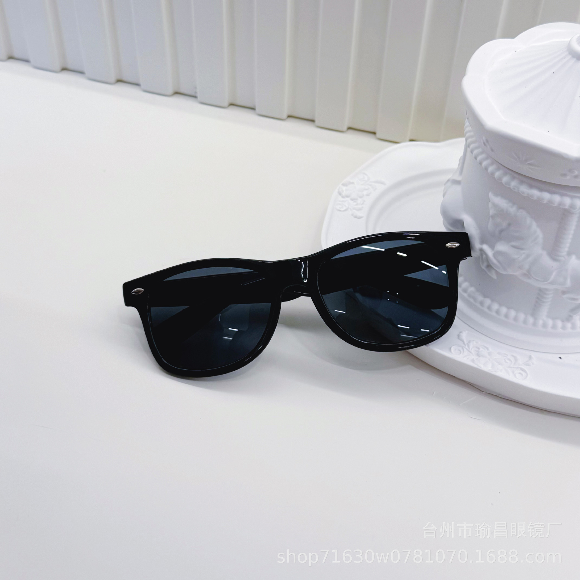 2026 nueva tendencia versátil gafas de sol para niños anti-UV simple gafas de sol cuadradas gafas de bebé multicolor