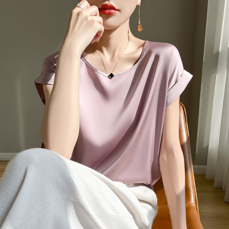 Design fashionable elegant short sleeve T-shirt with a round collar