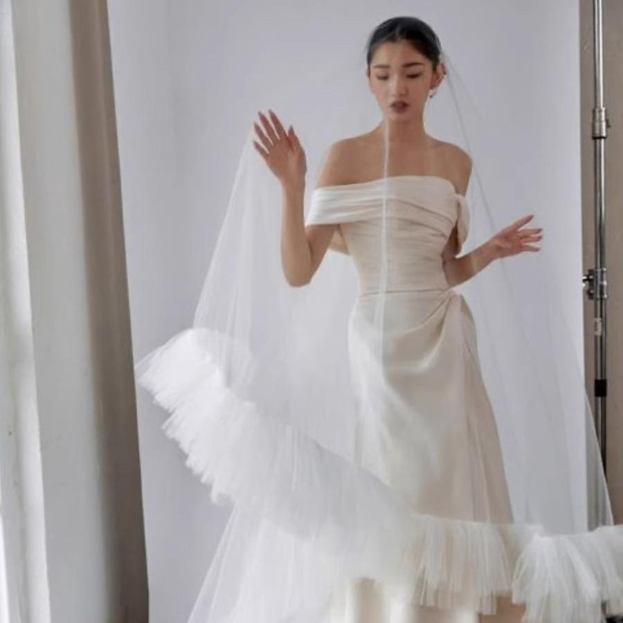 Nuevo Vestido de Noche Blanco de Satén con Hombros Descubiertos, Transparente, Simple y Elegante, con Abertura y Cola de Pez para Banquetes y Fotografía de Viajes 2025