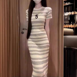 小香风条纹针织连衣裙女2026夏季新款短袖修身中长款气质包臀裙