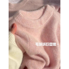 十三行のプルオーバーのピンクの底の海の馬の毛のセーターの女性の冬の新型のアライグマの綿毛の柔らかいモチモチとした丸首のニットの上着