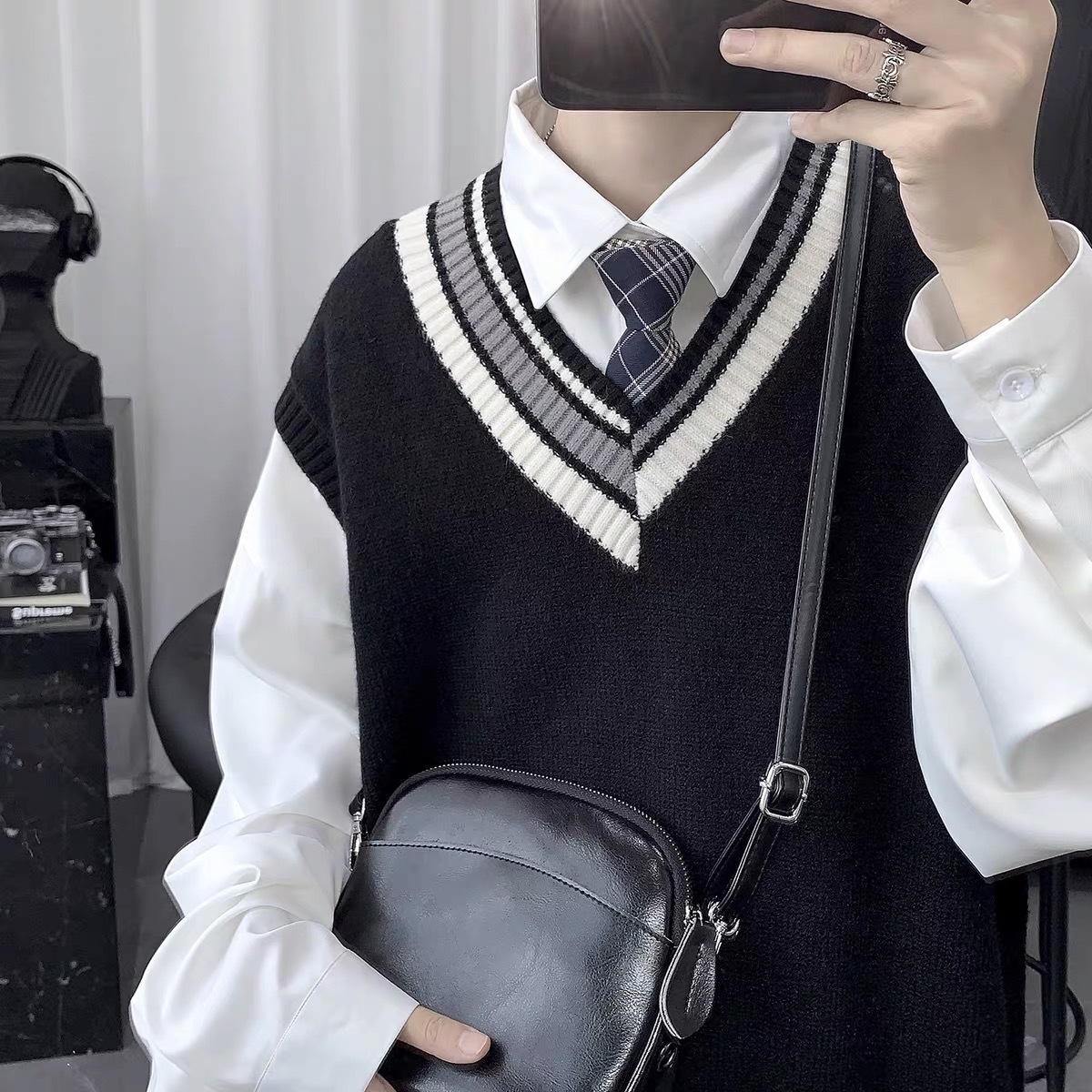 2024 otoño nuevo V-cuello suéter hombres ins moda Hong Kong estilo retro suelta estilo coreano estilo japonés suéter chaleco exterior