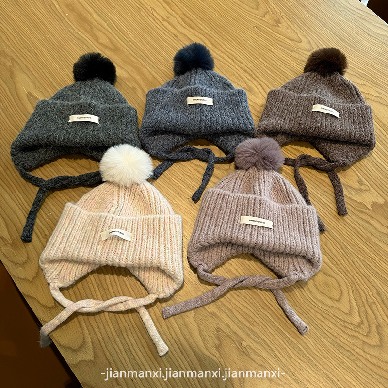 秋冬新品减龄又可爱字母布毛球针织帽显脸小百搭保暖护耳雷锋帽