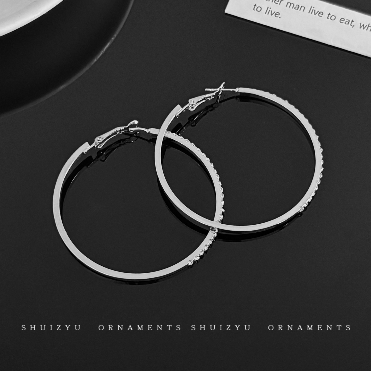 Pendientes de aro lisos para mujer, lujo ligero, pendientes de alta gama, pendientes populares, aretes de diseño exclusivo, aretes de otoño e invierno al por mayor