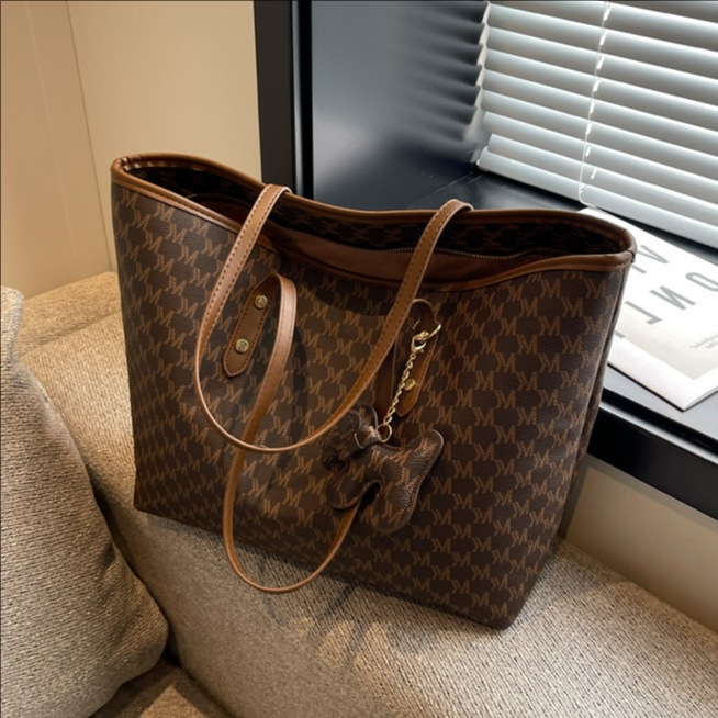 Autumn and Winter Handbags for Women 2025 New Trendy Letter Large-Capacity Commuter Tote Bag Fashionable Shoulder Underarm Bag