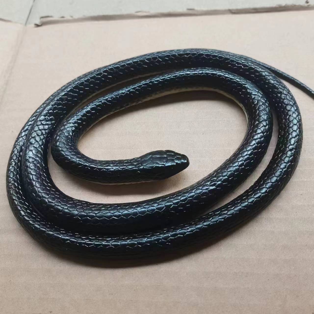 Nuevo juguete exótico serpiente simulación grande serpiente verde todo el cuerpo miedo serpiente falsa Día DE LOS Inocentes serpiente de goma suave serpiente de goma