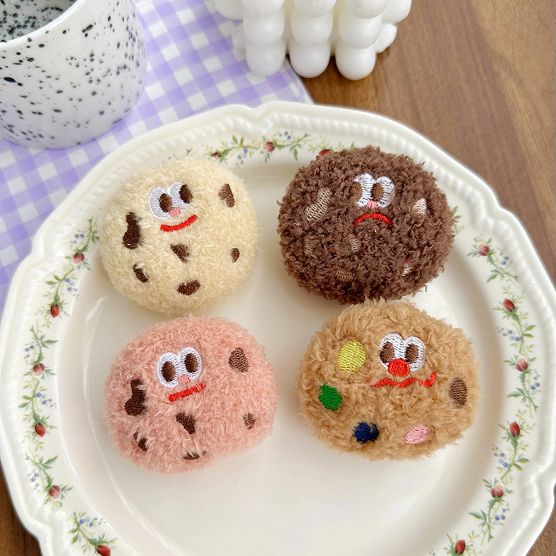 Broche de peluche lindo dibujo animado animal de moda galletas creativas nuevos accesorios de broche de peluche
