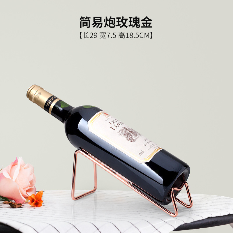 軽くて豪華な風の金色の酒の箱はワインの棚を飾ってワインの棚のワインの杯の棚を並べます。|undefined