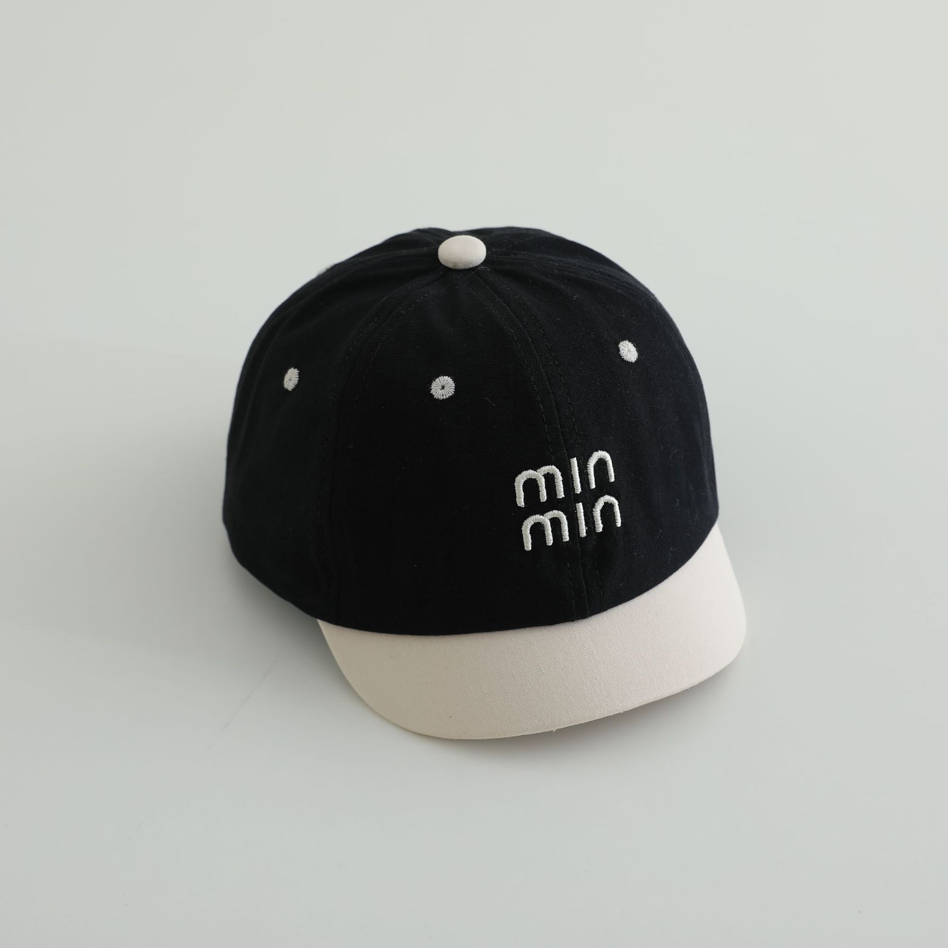 Sombrero de pato para bebés bordado letras de borde corto estilo extranjero sombrero para niños primavera y otoño sombrero de béisbol marea de verano