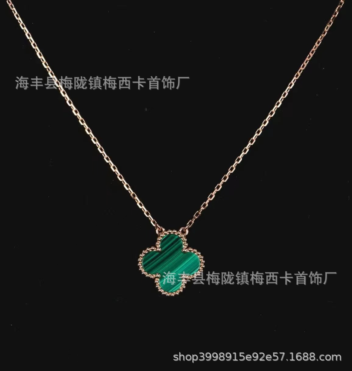 Alta edición V collar de trébol de la suerte de oro sola flor colgante de cadena de clavícula de doble cara gruesa de oro real galvanoplastia ventas directas de la fábrica