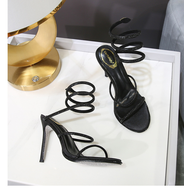 Fabricantes europeos y estadounidenses nuevas sandalias de verano 2023 diamantes de agua femeninos con tacones altos y un cabello sustituto