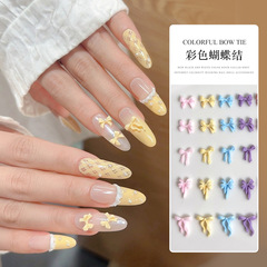 樹脂の蝶結びのネイルアクセサリーを混ぜて入れます。