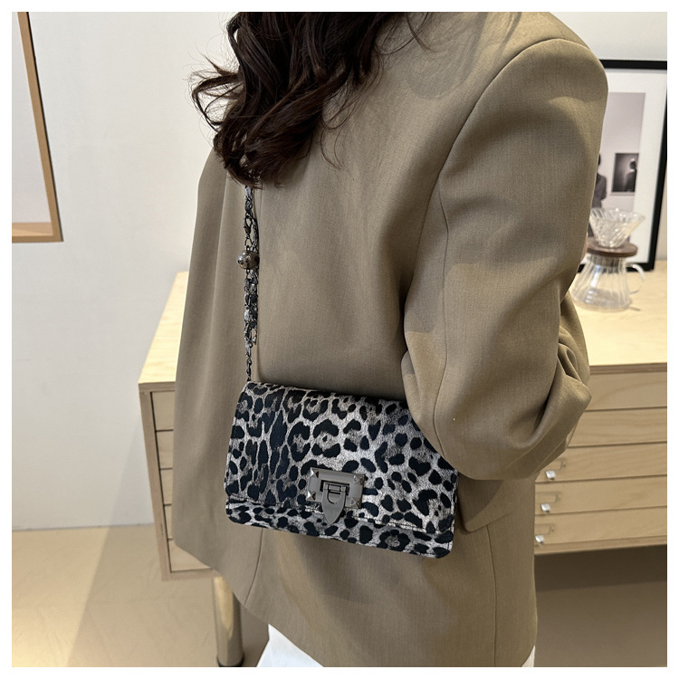 Cross-border women's bag 2024 New leopard print underarm bag, Korean style fashionable and trendy chain single-shoulder bag, riveted crossbody bag undefined