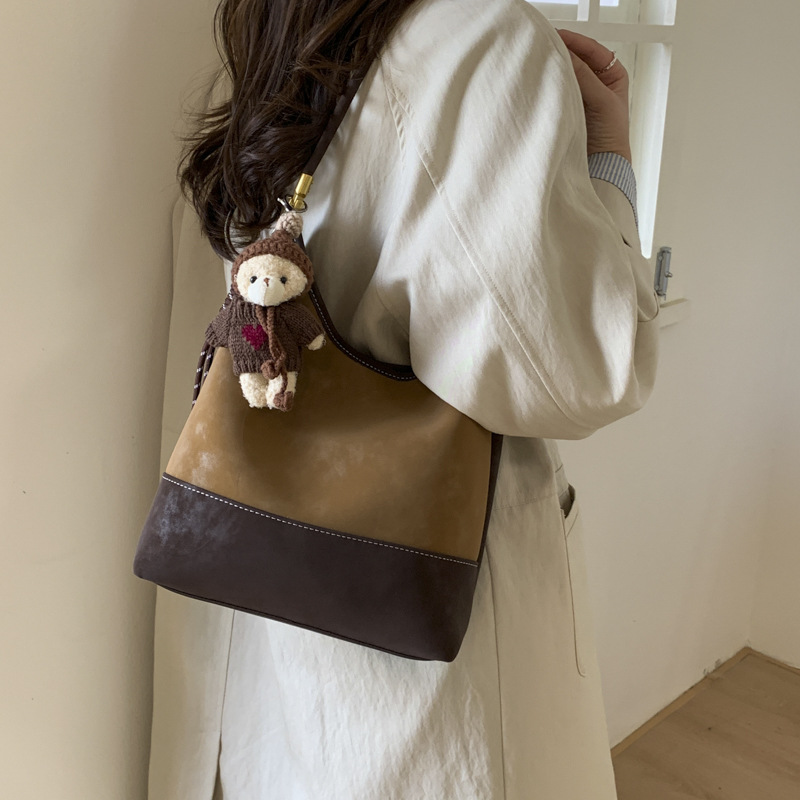 Bolsa de pan retro de terciopelo esmaltado de mujer coreana color combinado simple bolso de cubo de transporte 2025 nuevo estilo de alta sensación bolso de hombro