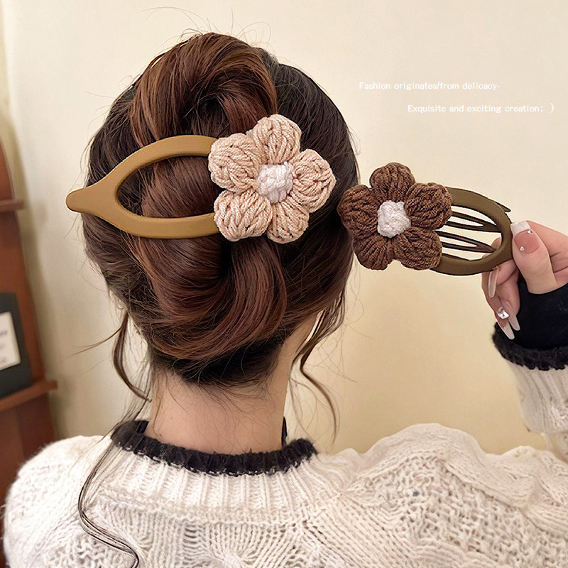 Leche de color café flores de peluche de otoño y invierno clip de agarre de cabeza de mujer de alto nivel clip de tiburón clip de cabello toque