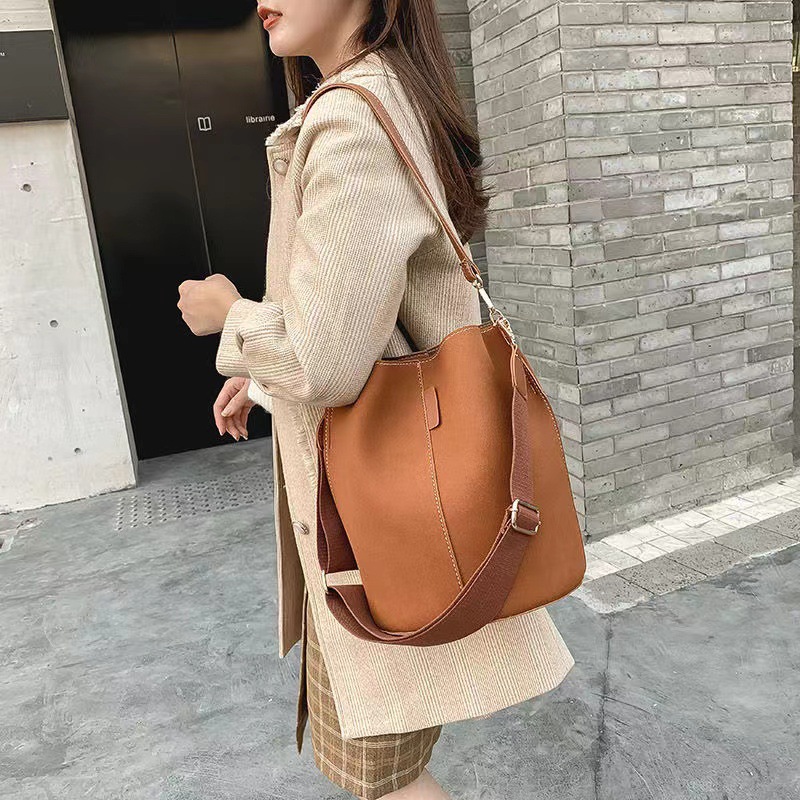 Bolsa para mulheres 2025 nova versão coreana da moda versátil ombro cruzado ombro único fosco grande capacidade moda casual banda larga bolsa balde_voghion.com