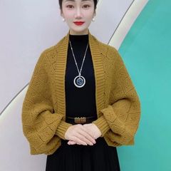 【糸尚】秋冬の新作ニットのチェックストールは暖かくて、ファッション的な雰囲気のカーディガンに合わせています。