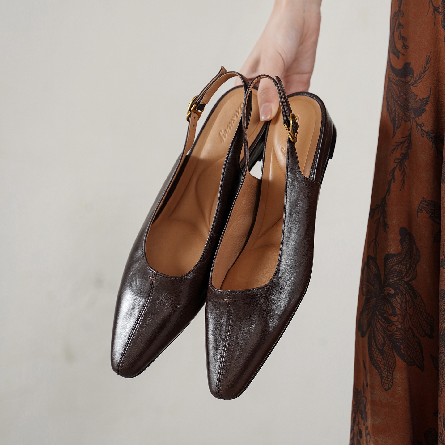 Sandal nữ da cừu mũi nhọn quai chữ V đế bệt — màu nâu