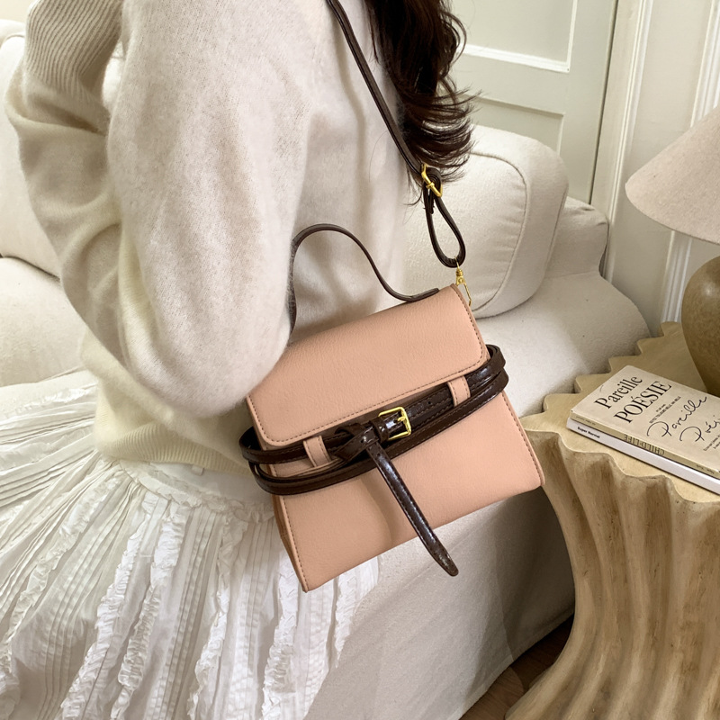Bolsas de mano de nicho coreano de color contraste para mujeres 2026 primavera textura simple moda diaria correa de hombro mochila