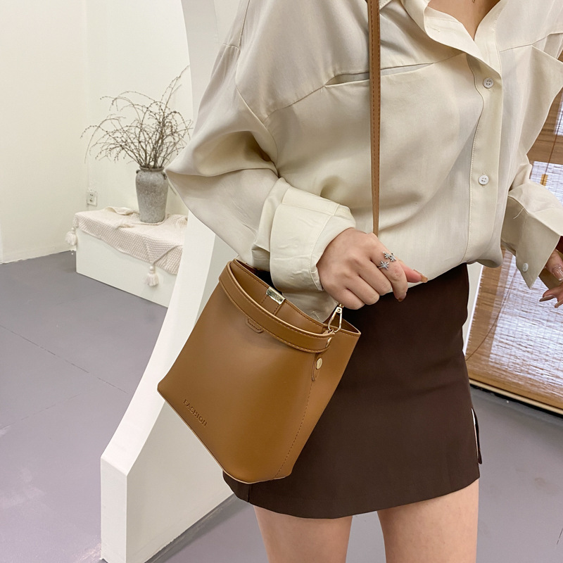 Bolsos pequeños de moda de primavera para mujer 2021 nueva moda coreana simple color sólido moda mensajero bolso de cubo portátil de un solo hombro