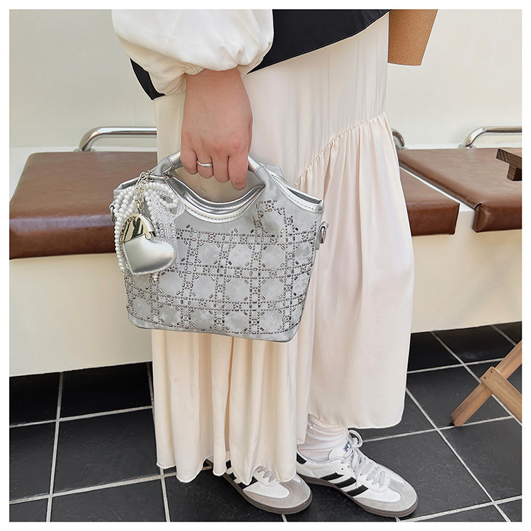Summer fashion women's versatile hand-held niche crossbody design 2025 simple crossbody bucket bag, new Korean style for commuting undefined