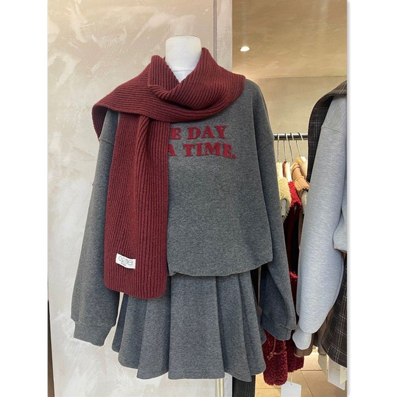 Winter long-sleeve with a round collar