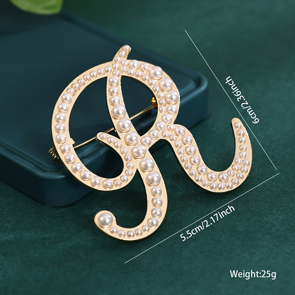 26 broches con letras en inglés de perlas, alfileres para ropa, decoraciones retro transfronterizas europeas y americanas, accesorios antiexposición para cuello