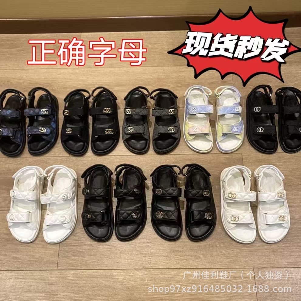 머리카락 작은 바람 고리 및 루프 샌들 여성 2025 년 여름 두꺼운 밑창 증가 샌들 유럽과 미국 조커 외부 샌들