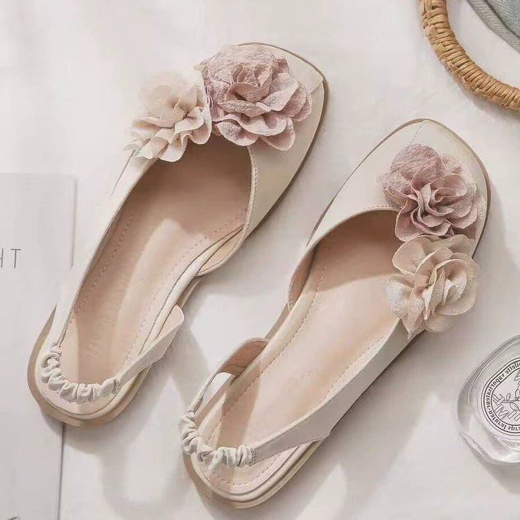 Простые закрытые босоножки с цветочным принтом для женщин, лето 2025, новые плоские туфли для платья, вечерний нежный стиль, открытая пятка, одинарные туфли.