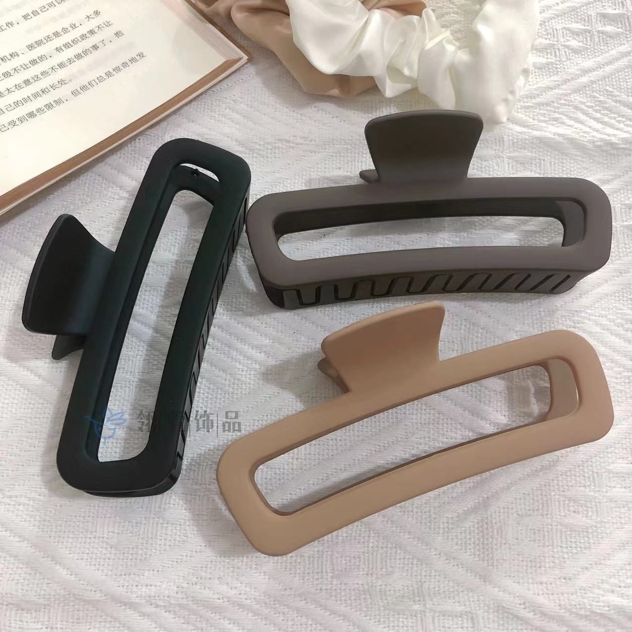 Matte hairgrip with letters