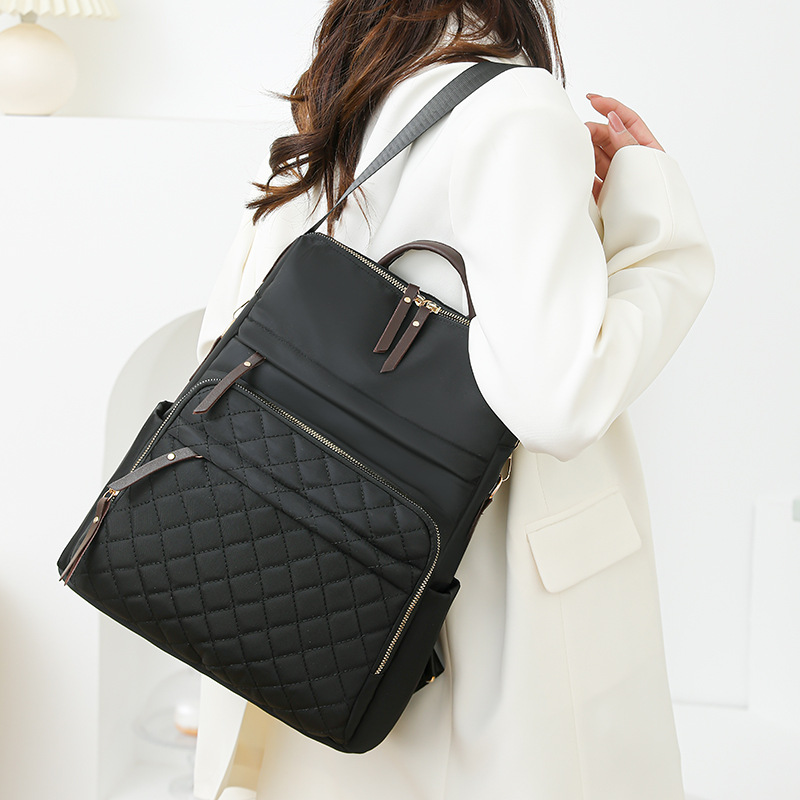 Mochila de nailon para mujer 2025 nueva mochila casual para mujer moda Lingge casual mochila ligera de gran capacidad marea