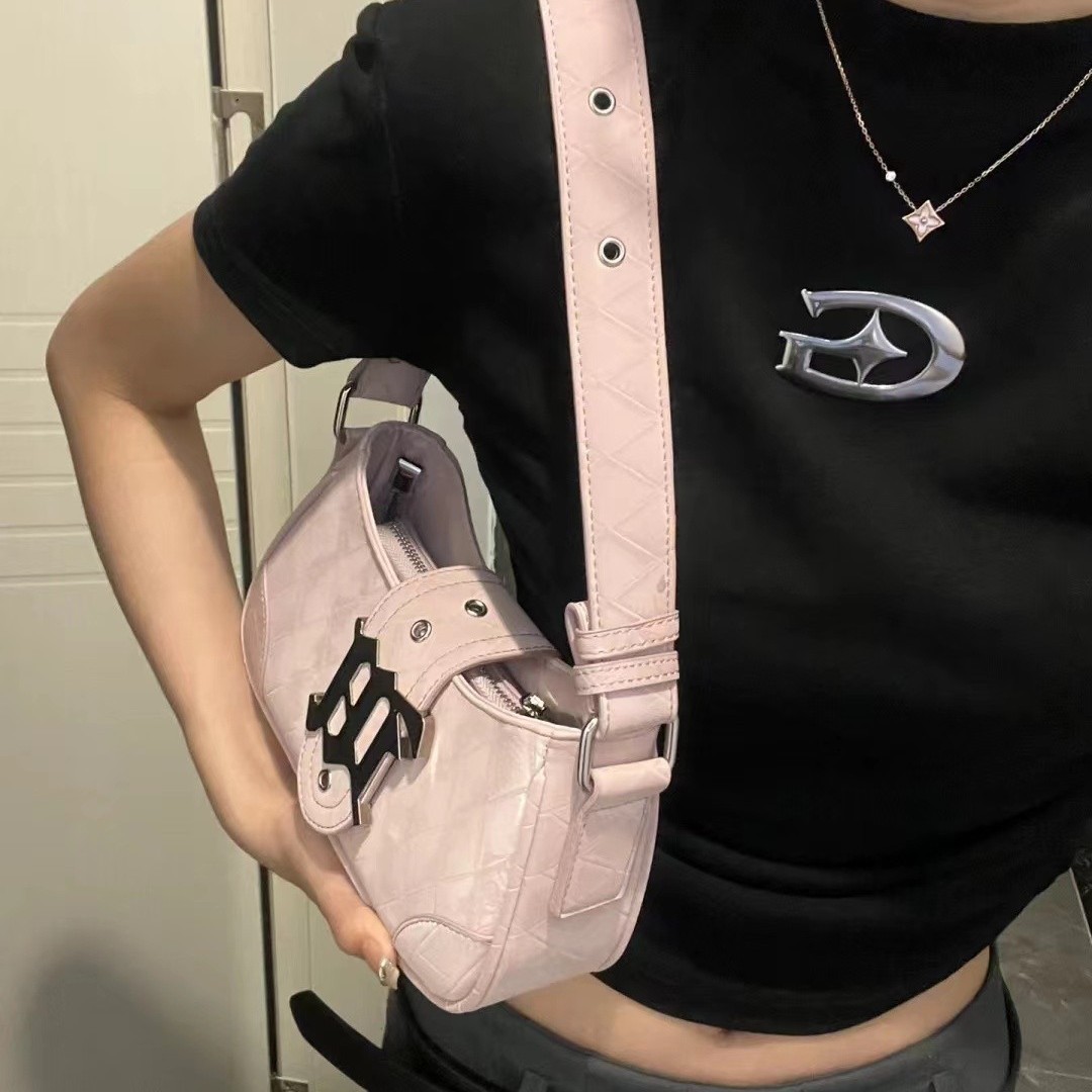 Bolsa feminina moderna e estilosa deste ano, modelo 2026, com textura de alta qualidade e alça de ombro._voghion.com