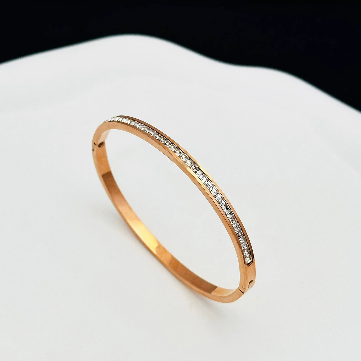 Маленькая изысканная брендовая женская bracelet из нержавеющей стали, не тускнеет, украшенный драгоценными камнями