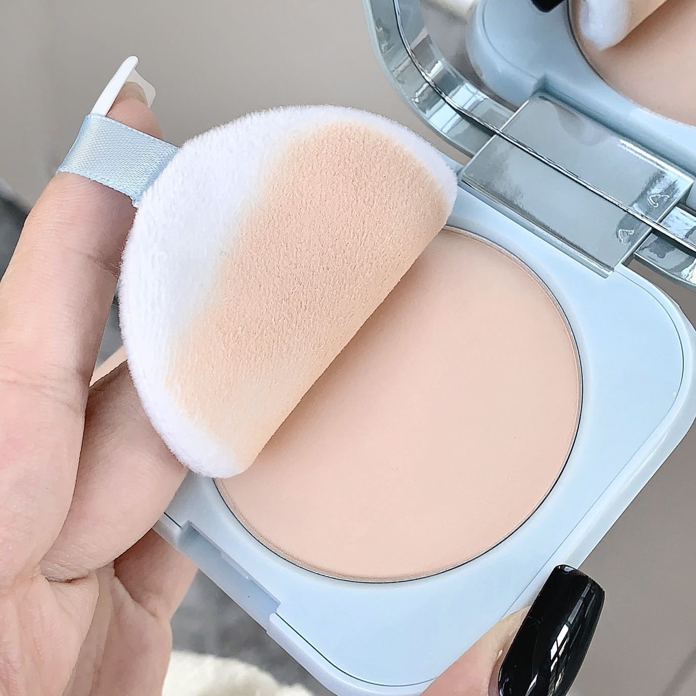 kobeleen's refreshing, lightweight setting powder compact offers long-lasting coverage, oil control, water and sweat resistance, and is not prone to smudge undefined