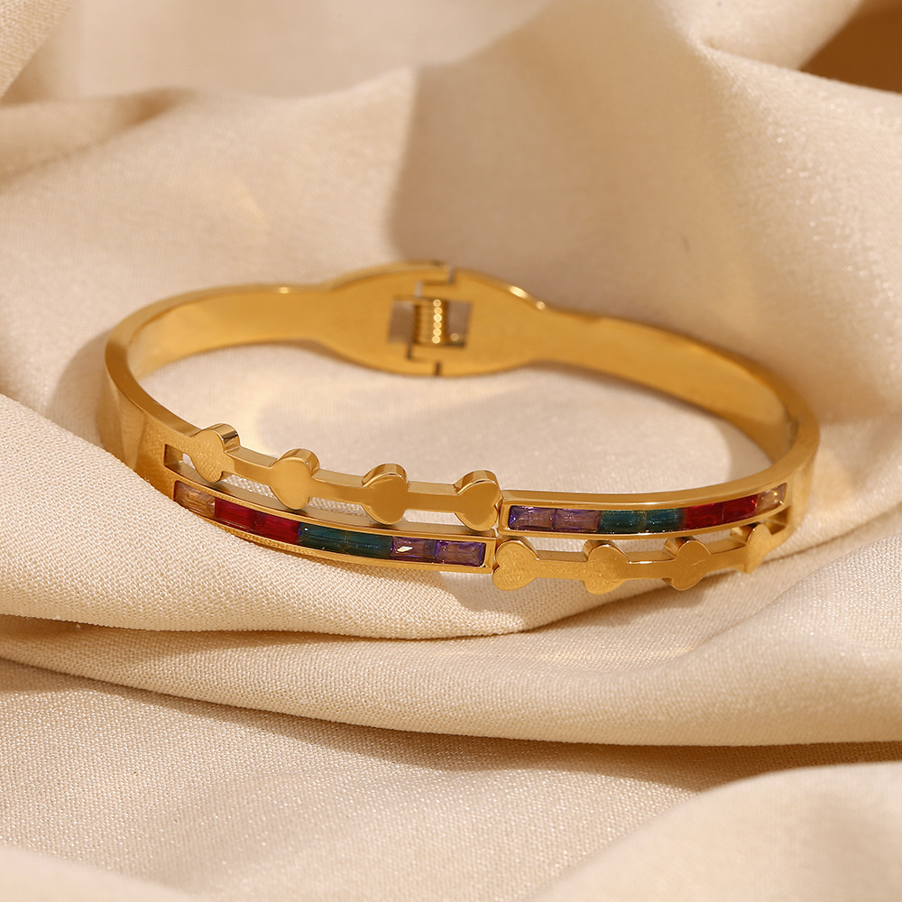 Zircon Inlaid Heart Stainless Steel Bangle