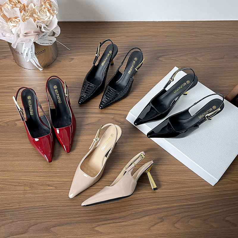 Verano nuevo estilo temperamento puntiagudo rojo vino sandalias de tacón alto moda femenina Baotou sexy charol trasero tacones altos vacíos