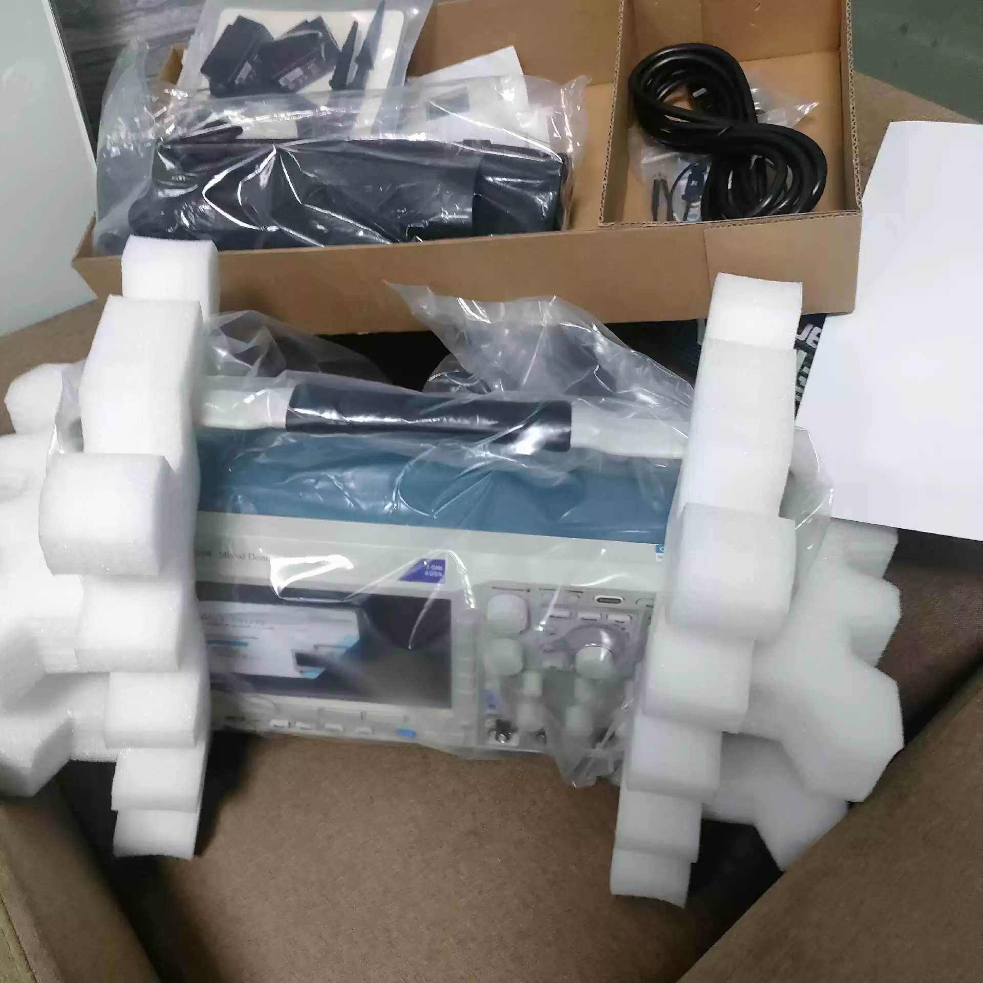 泰克Tektronix MDO3104混合域示波器6合1带频谱分析功能 四通道