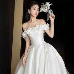 白い花の軽いウェディングドレスのフレンチサテンの高級感が胸を拭きます。