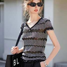 简约V领修身t恤2026夏季新款气质撞色波纹字母短袖女式T恤图片色