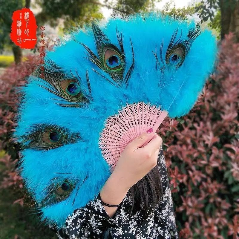 孔雀の羽の扇子の生放送のショーのチャイナドレスのショーのダンスの扇子の古風な扇子のネットの赤い色の厚い毛羽の扇子|undefined