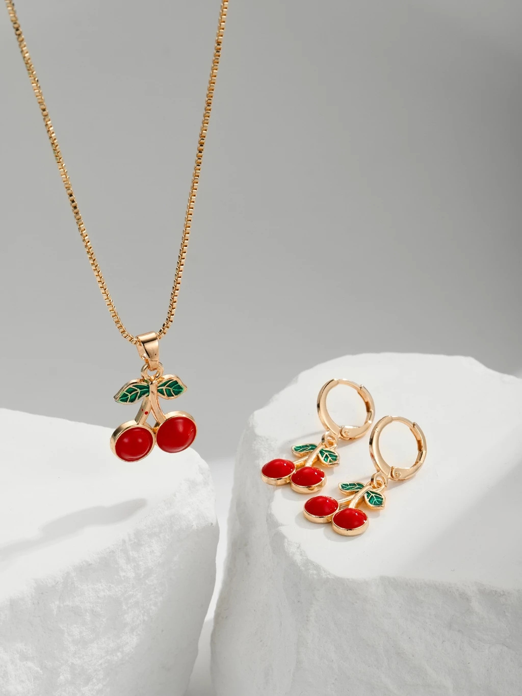 Explosiones transfronterizas coloridas cereza roja pintada a mano goteo de frutas series de joyería simple colgante de viento conjunto de aretes collar