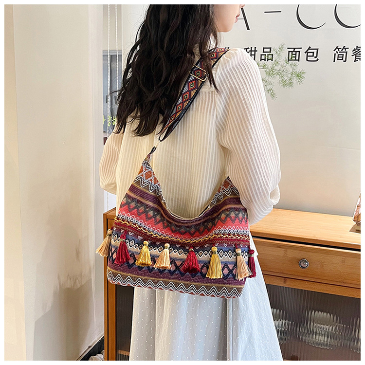 Large-capacity tote bag 2025 Summer new style trendy, simple and casual women's single-shoulder bag, artistic Chinese-style tassel bag undefined