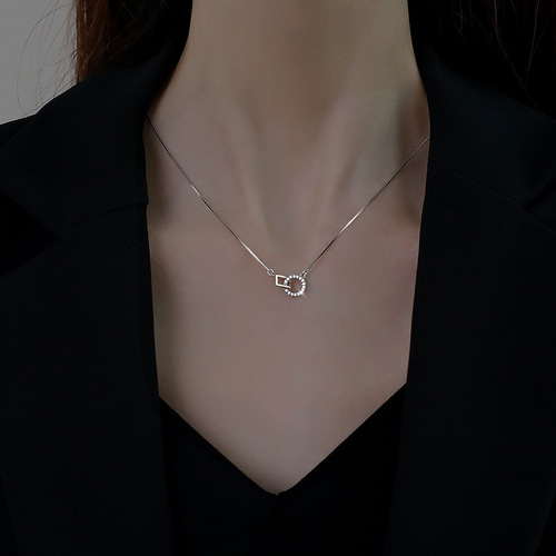 Korean style niche design high-end titanium steel necklace for women, versatile and non-fading hot girl temperament clavicle chain jewelry wholesale