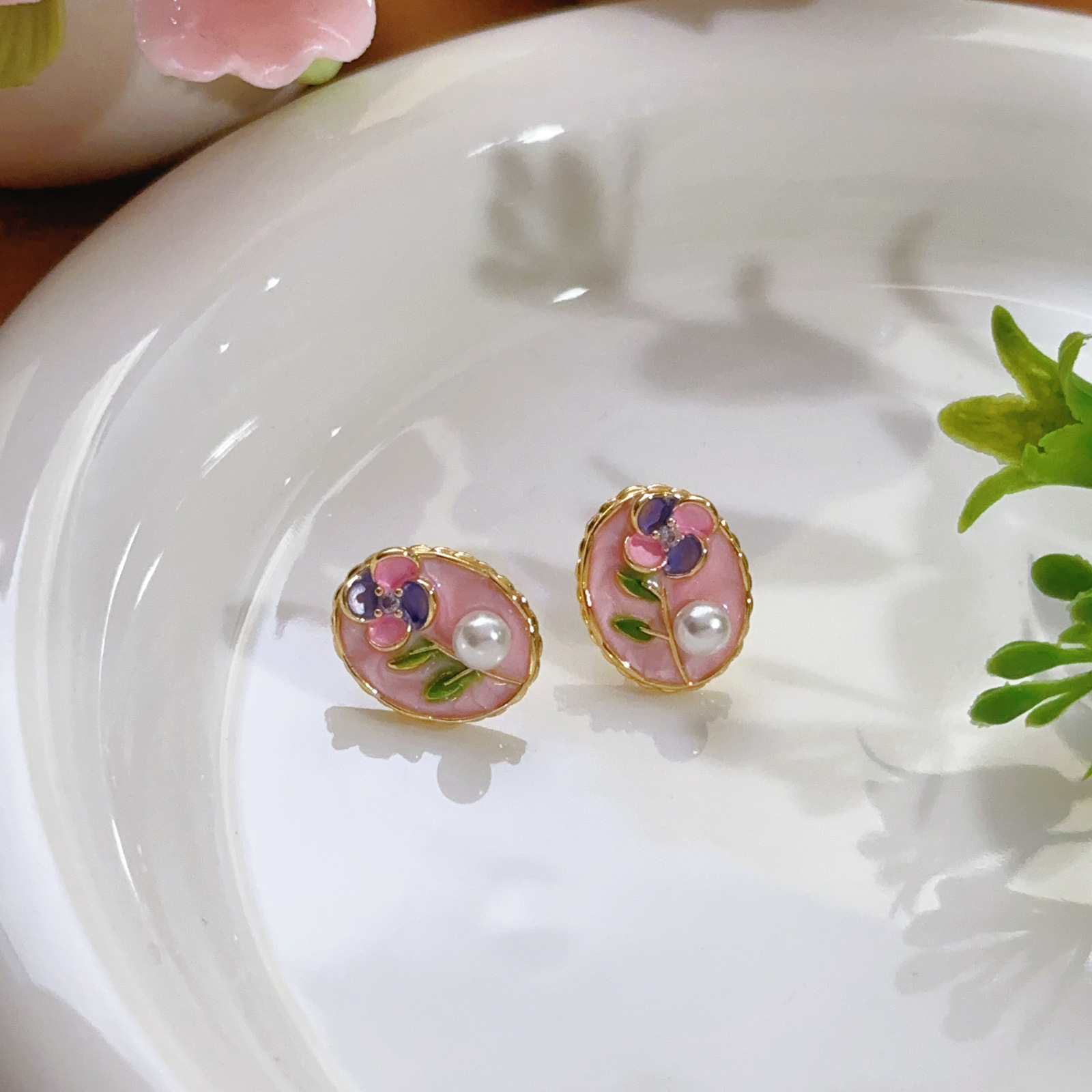 Pendientes de perlas Zhuji, temperamento blanco francés, pendientes antiguos, desplazamientos diarios, lujo ligero, joyería de orejas de alta gama al por mayor