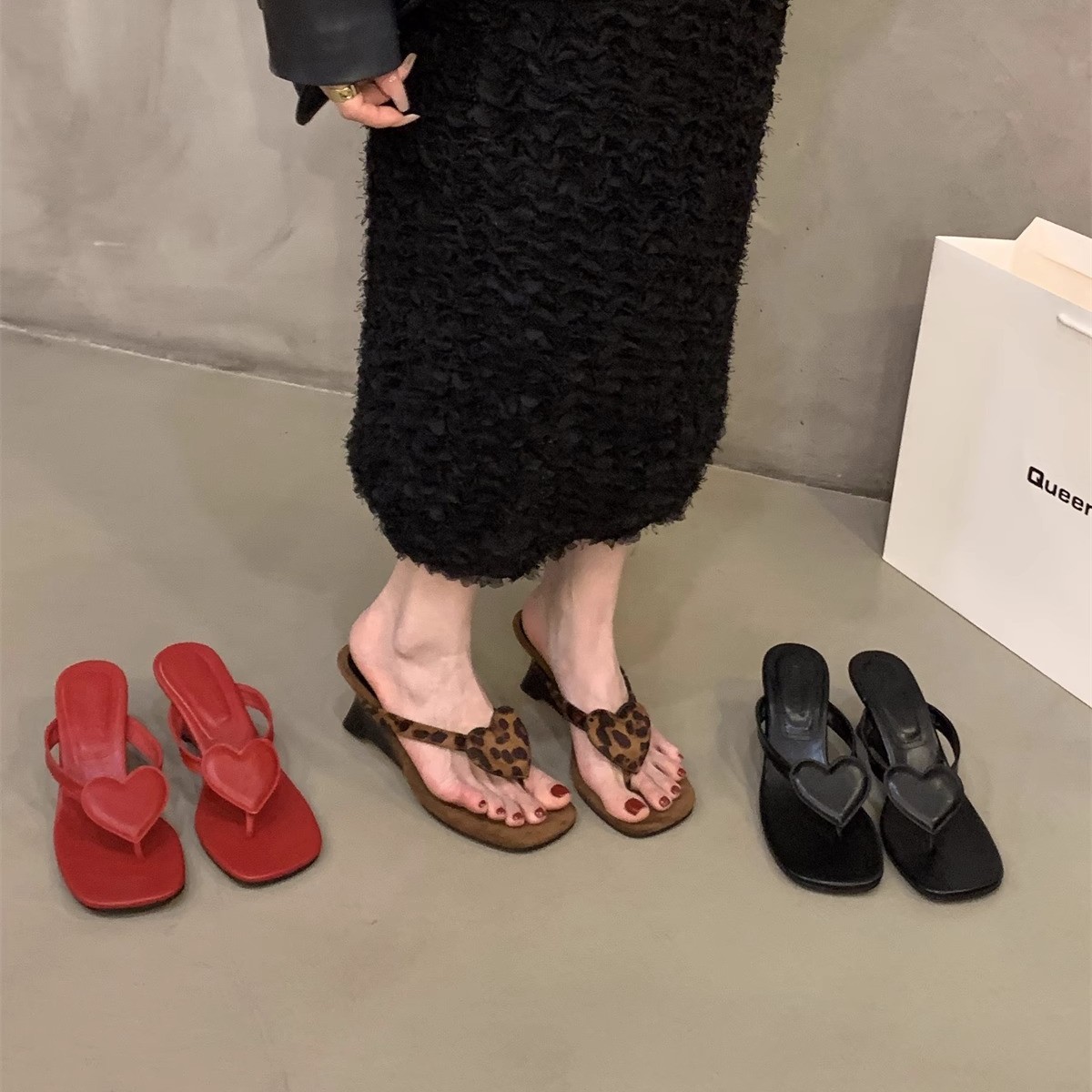 Zapatos rojos de tacón alto, chanclas de cuña, zapatos de mujer, sandalias y sandalias de amor de temperamento de verano 2025