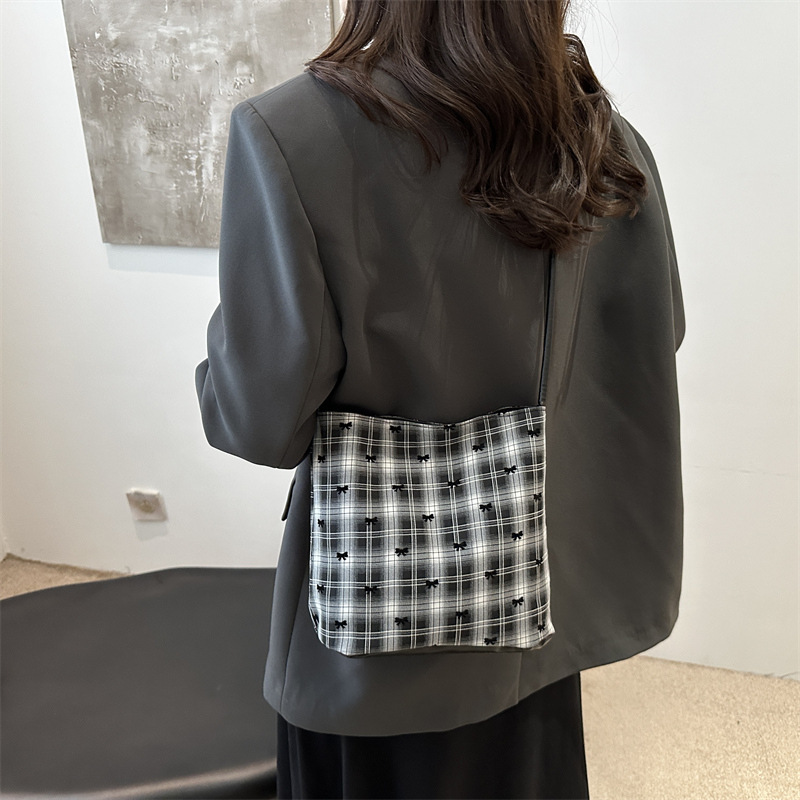 Bolsas de lona populares de este año para mujeres de gran capacidad 2024 nuevo estilo de otoño y invierno casuales bolsas de hombro mochila bolsas de cubo portátiles