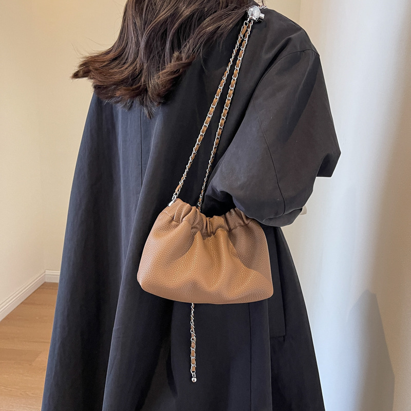 Bolso popular de este año bolso de mujer 2023 nuevo diseño de nicho bolso de hombro de la cadena textura versátil bolso de cubo popular