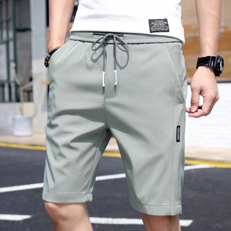 Pantalones cortos de seda de hielo para hombres 2020 Verano nuevo estilo coreano suelto elástico costura etiquetado pantalones cortos de playa