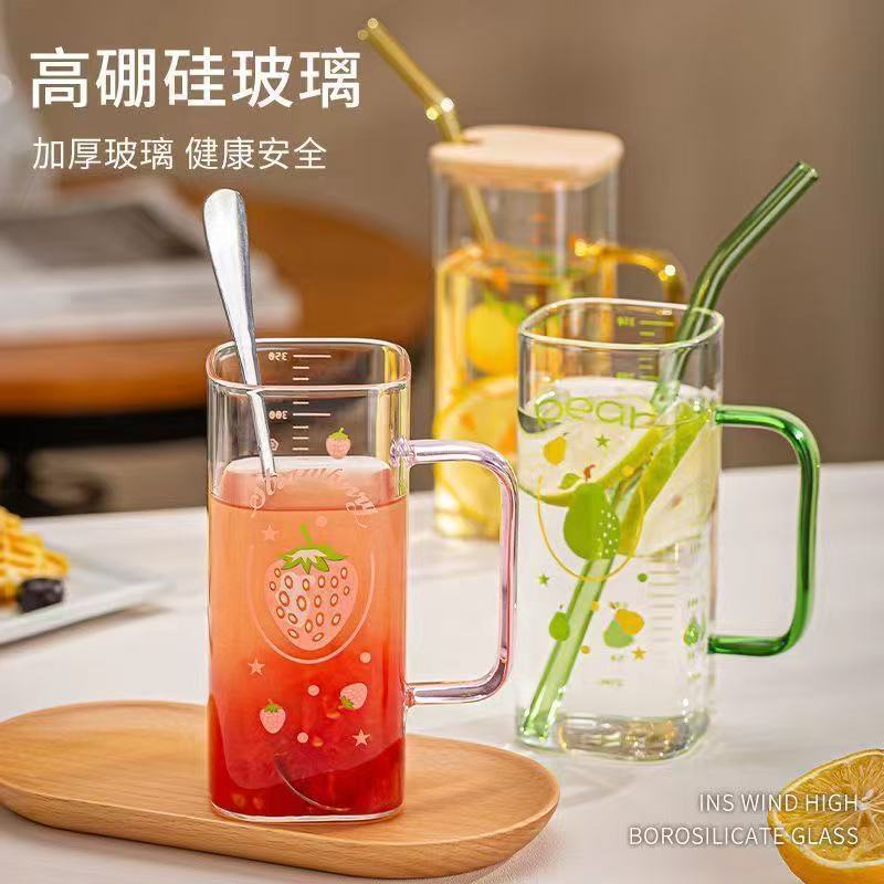 高ホウ素シリコンガラスの四角いコップのジュースのリボンは蓋のストローの杯の花のお茶の角の杯の耐熱の家庭の目盛りのコップを持ちます。|undefined